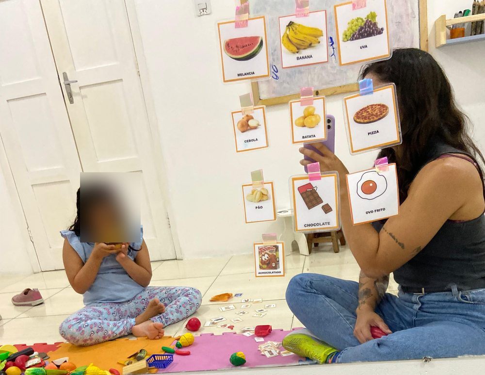 Atendimento de linguagem com cartões de figuras de alimentos