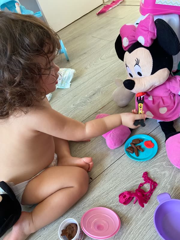Malu brincando na rotina de casa