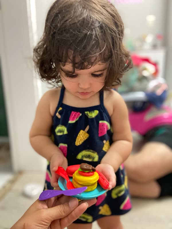 Malu brincando com objetos do dia a dia