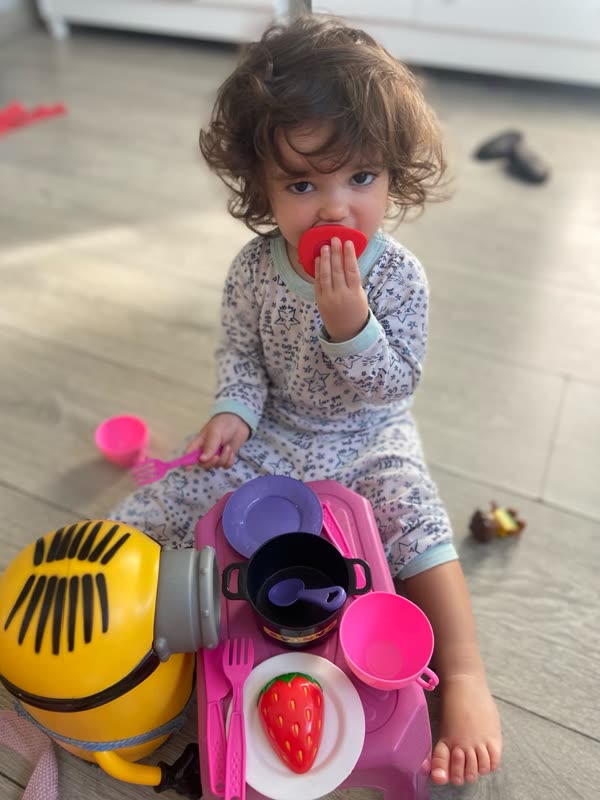 Malu brincando com bola e potes