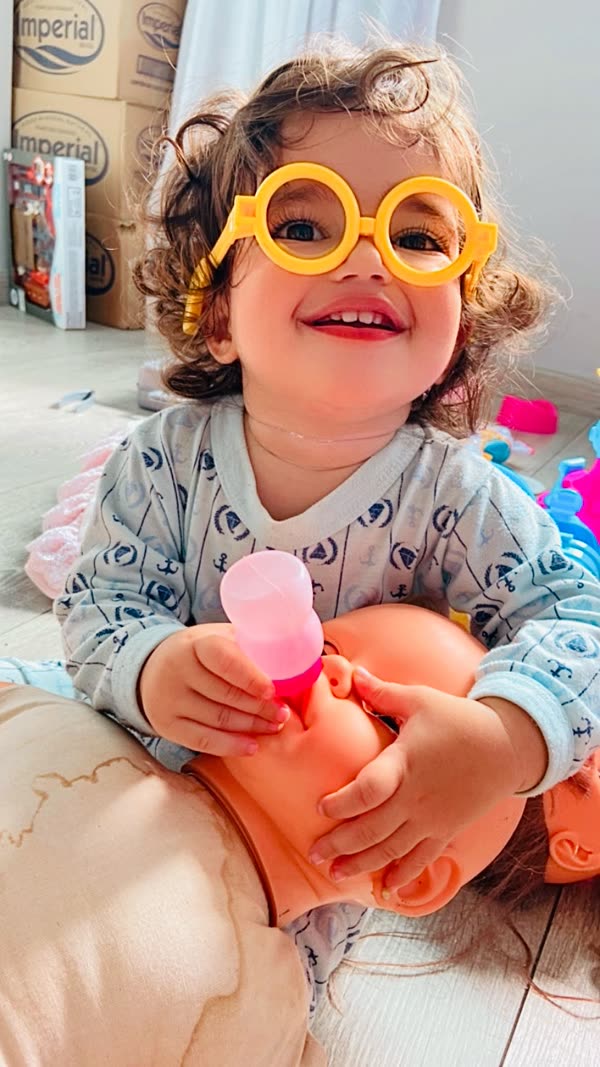 Malu sorrindo durante a brincadeira