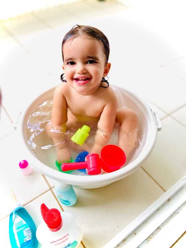 Malu brincando no banho