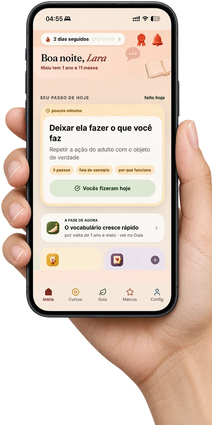 Mão segurando o celular com a tela inicial do Iabecê e o passo do dia