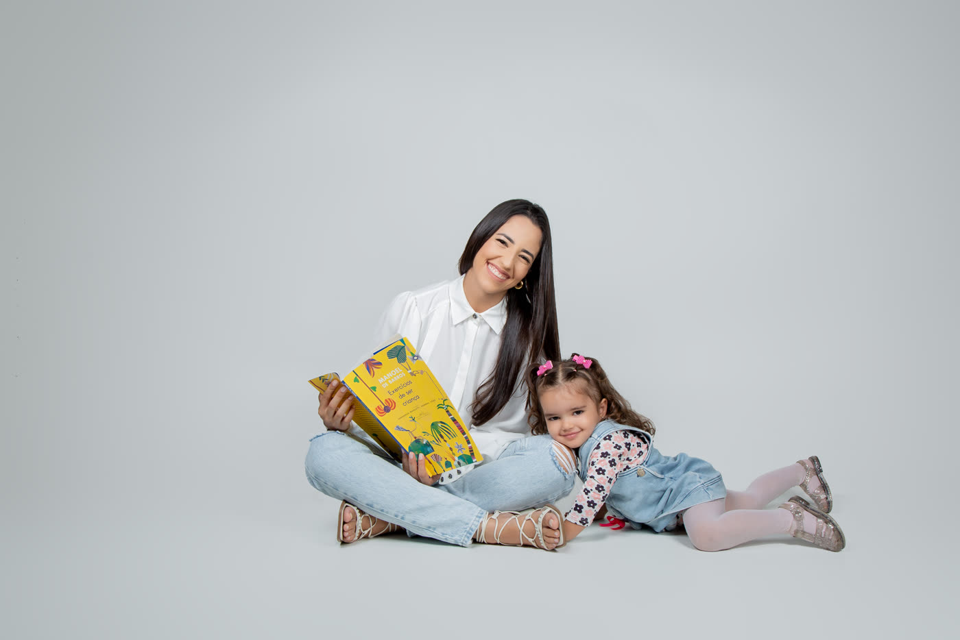 Lara Lyss com a filha Malu lendo um livro